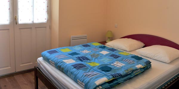 Chambre avec lit double à la Villa Félicité à Saint-Gilles-Croix-de-Vie 