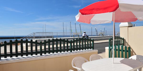Terrasse avec vue mer d'un appartement à louer à Saint-Gilles-Croix-de-Vie 