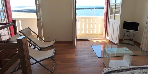 Le salon avec canapé convertible dans appartement à louer en bord de mer en Vendée