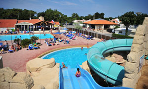 Le toboggan de 'espace aquatique du camping La Prairie à Saint-Hilaire