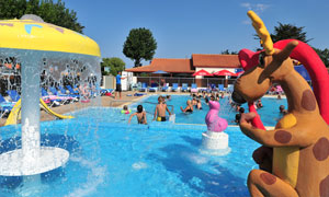 Piscine chauffée de l'espace aquatique du camping Le Clos des Pins à Saint-Hilaire-de-Riez
