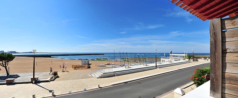 Vue de la plage et sur la mer depuis les appartements à louer à Saint-Gilles-Croix-de-Vie 
