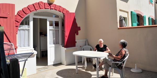 Cour avec vue latérale mer d'un appartement à louer à Saint-Gilles-Croix-de-Vie 