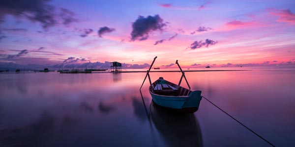 Coucher de soleil et barque sur l'Atlantique à Saint-Gilles 85