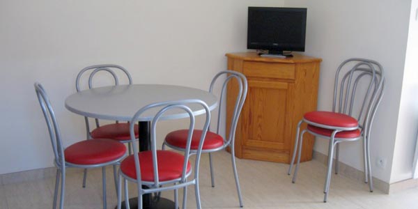 La pièce à vivre avec TV dans un appartement à louer à Saint-Gilles 85