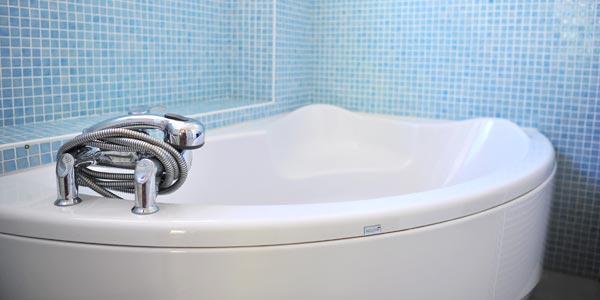 Lavabo dans la salle de bain d'un studio en bord de mer à Saint-Gilles 85