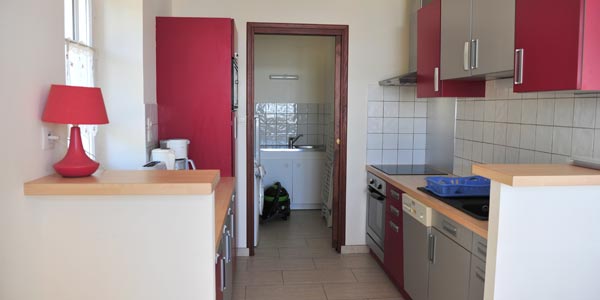 Cuisine aménagée et équipée dans appartement à louer en Vendée